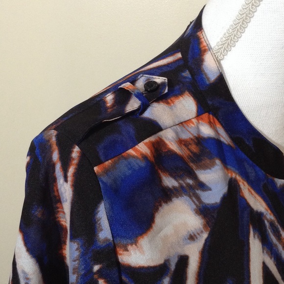 Calvin Klein || Woman’s light weight, long sleeve shirt size Medium - Picture 7 of 8